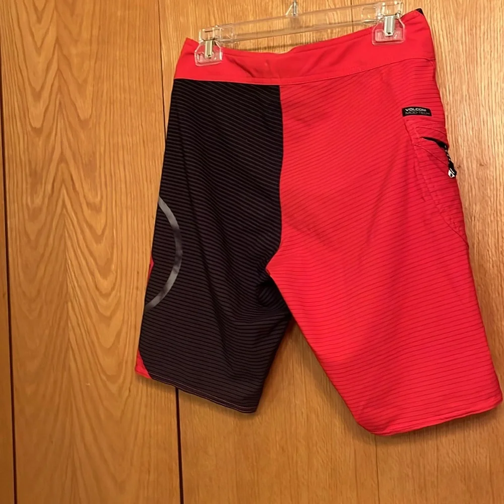 Volcom size 28 Small Mod-Tech red black 10” Liberate Lido board shorts LIKE NEW